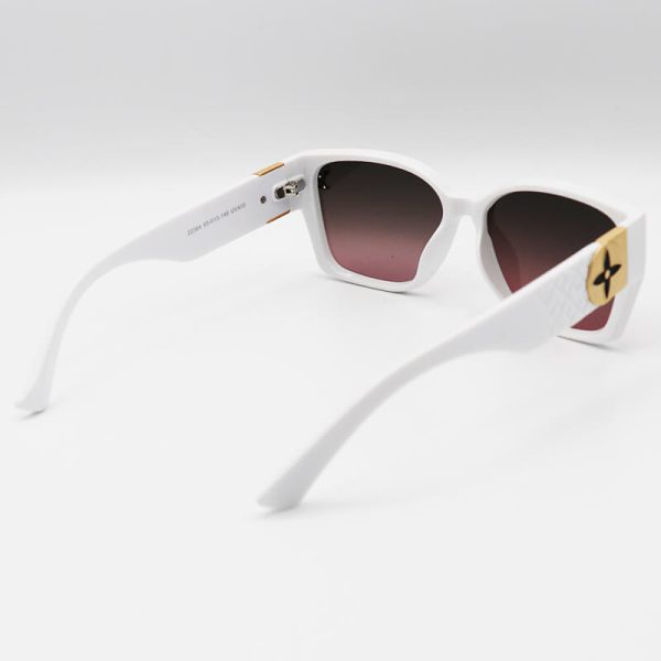عکس از عینک آفتابی پلاریزه louis vuitton با فریم سفید رنگ، مستطیلی شکل و لنز قهوه ای مدل p22364