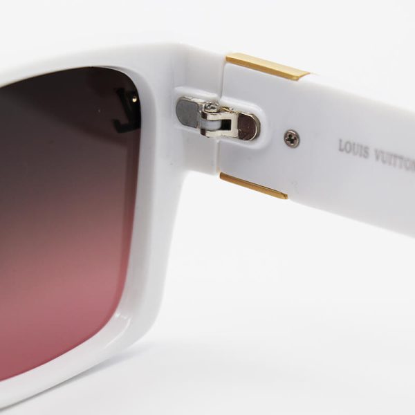 عکس از عینک آفتابی پلاریزه louis vuitton با فریم سفید رنگ، مستطیلی شکل و لنز قهوه ای مدل p22364