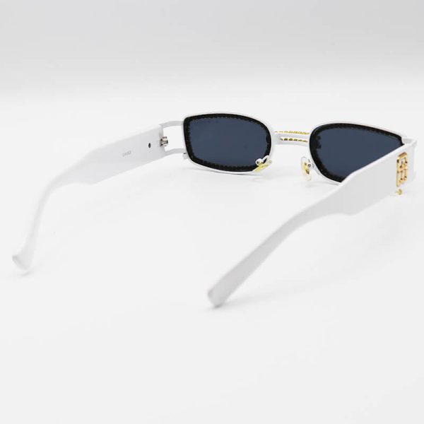 عکس از عینک آفتابی جنتل مانستر پیرسینگ دار، با فریم مستطیلی، نگین دار، سفید رنگ مدل gw003