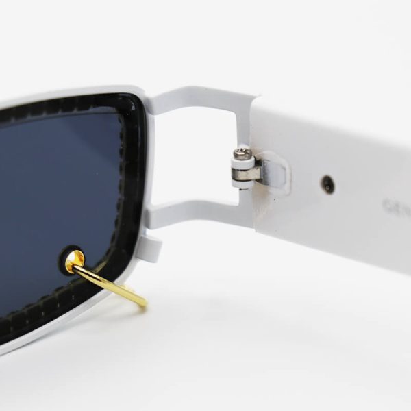 عکس از عینک آفتابی جنتل مانستر پیرسینگ دار، با فریم مستطیلی، نگین دار، سفید رنگ مدل gw003