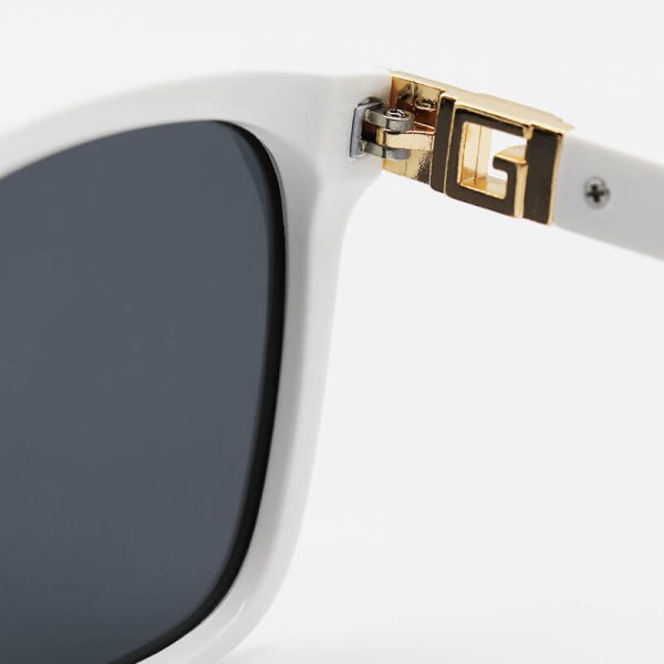 عکس از عینک آفتابی گوچی با فریم مربعی شکل، سفید رنگ و عدسی دودی تیره و پلاریزه مدل d2345p