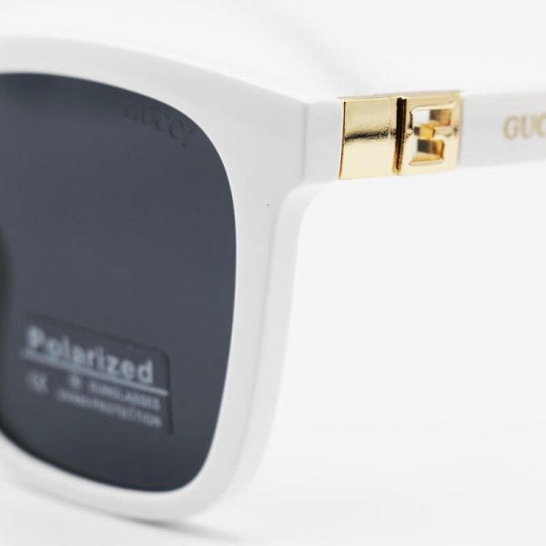 عکس از عینک آفتابی گوچی با فریم مربعی شکل، سفید رنگ و عدسی دودی تیره و پلاریزه مدل d2345p