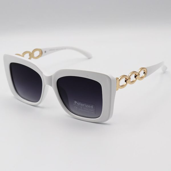 عکس از عینک آفتابی زنانه versace با فریم سفید، دسته زنجیری و لنز پلاریزه و دودی مدل 3322