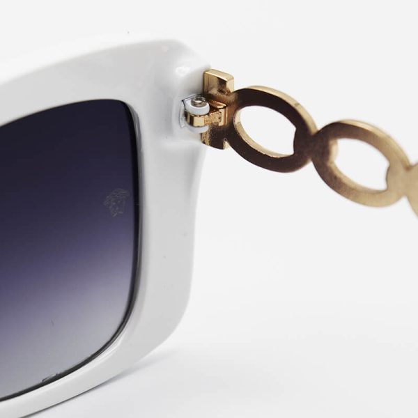 عکس از عینک آفتابی زنانه versace با فریم سفید، دسته زنجیری و لنز پلاریزه و دودی مدل 3322