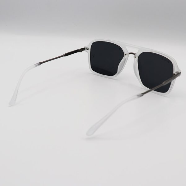 عکس از عینک آفتابی ریبن با فریم مربعی شکل، رنگ سفید طرح یخی، لنز دودی و پلرایزد مدل wt1933