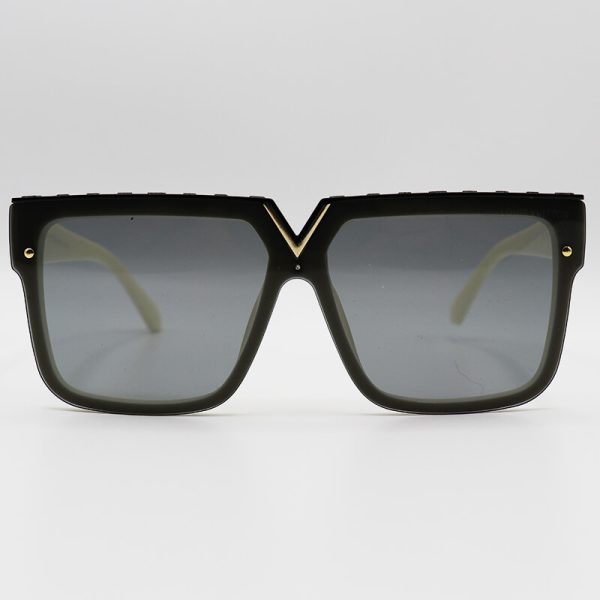 عکس از عینک آفتابی با فریم سفید رنگ، مربعی شکل و عدسی سبز تیره لویی ویتون مدل 3336