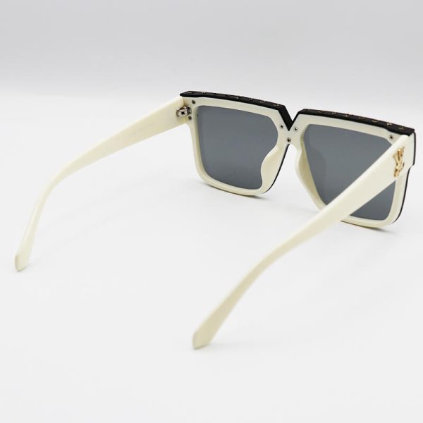 عکس از عینک آفتابی با فریم سفید رنگ، مربعی شکل و عدسی سبز تیره لویی ویتون مدل 3336