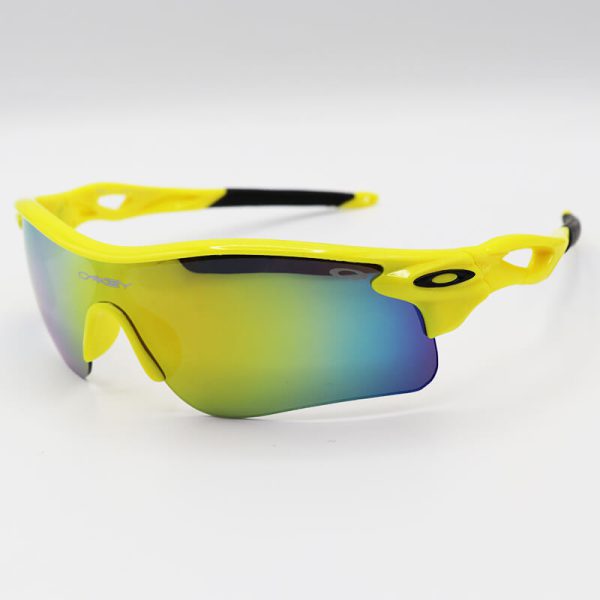 عکس از عینک ورزشی اوکلی oakley نیم فریم و زرد با عدسی آینه ای چند رنگ مدل 9052