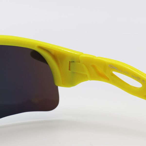 عکس از عینک ورزشی اوکلی oakley نیم فریم و زرد با عدسی آینه ای چند رنگ مدل 9052