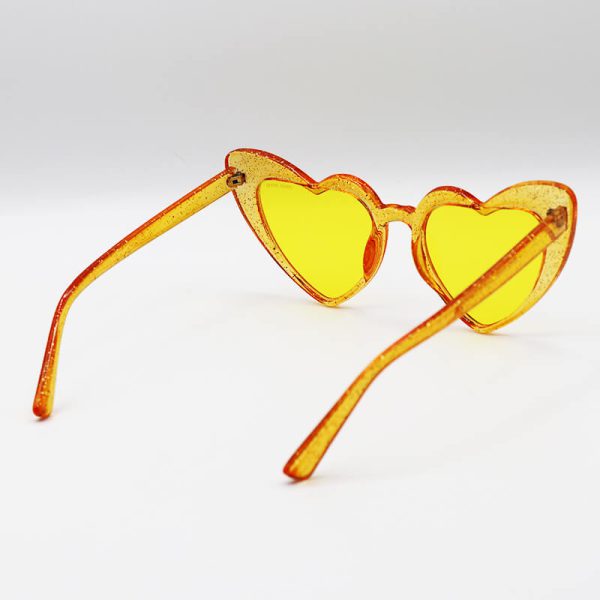 عکس از عینک شب زنانه فانتزی با فریم قلبی شکل، زرد رنگ، شاین دار و لنز زرد میو میو مدل akl6