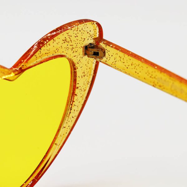 عکس از عینک شب زنانه فانتزی با فریم قلبی شکل، زرد رنگ، شاین دار و لنز زرد میو میو مدل akl6