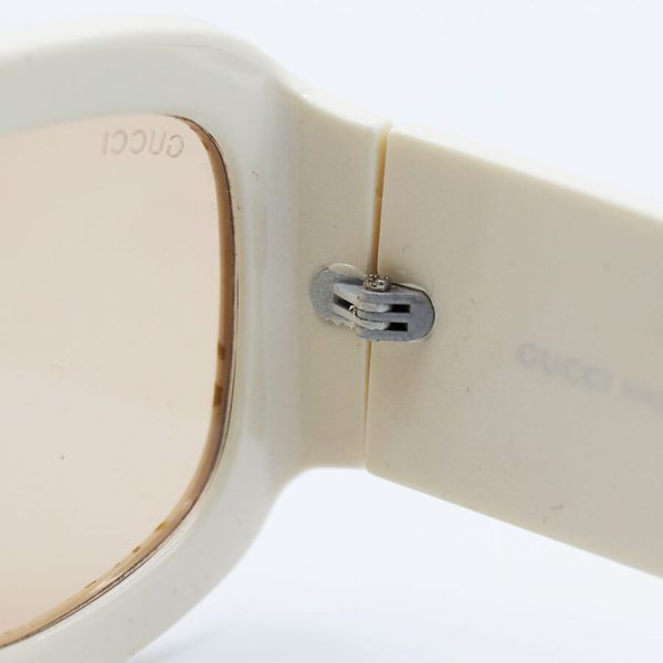 عکس از عینک آفتابی فانتزی گوچی با فریم کرمی رنگ، مربعی شکل، دسته پهن و عدسی قهوه ای مدل 6009