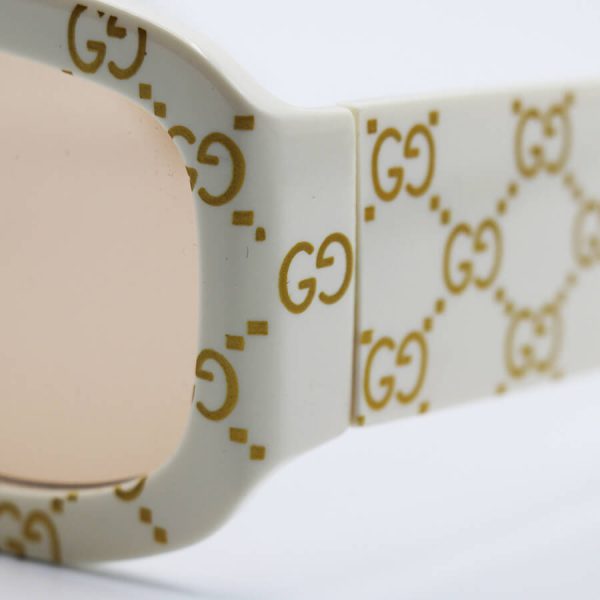 عکس از عینک آفتابی فانتزی گوچی با فریم کرمی رنگ، مربعی شکل، دسته پهن و عدسی قهوه ای مدل 6009