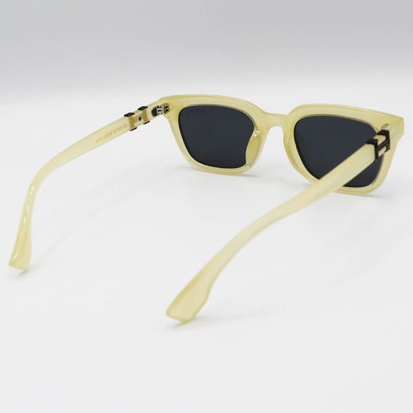 عکس از عینک آفتابی با فریم مستطیلی شکل، کرمی رنگ، لنز پلاریزه و دودی تیره hermes مدل p5133