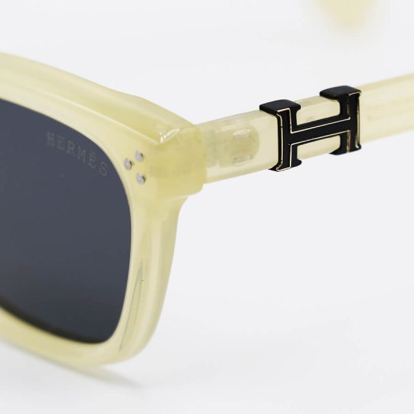 عکس از عینک آفتابی با فریم مستطیلی شکل، کرمی رنگ، لنز پلاریزه و دودی تیره hermes مدل p5133