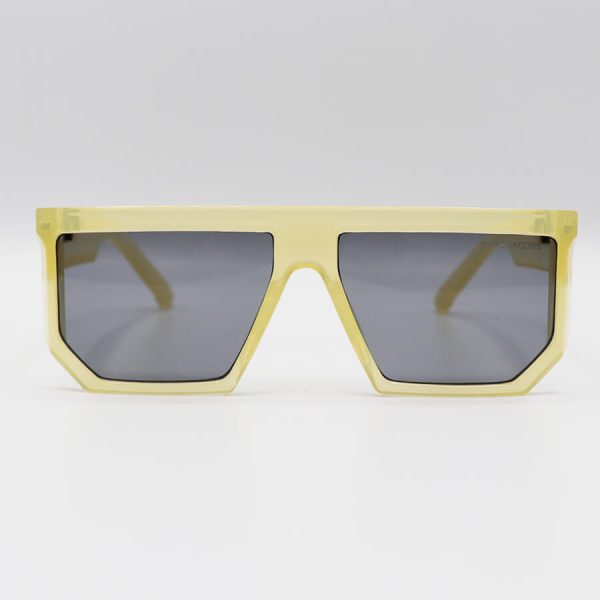 عکس از عینک آفتابی مربعی با فریم کرمی رنگ، ازجنس کائوچو و لنز دودی تیره مارک جیکوبز مدل 8789