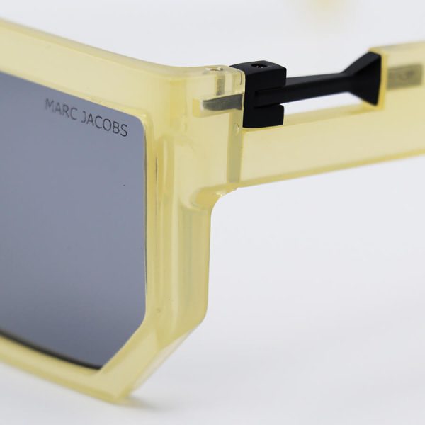 عکس از عینک آفتابی مربعی با فریم کرمی رنگ، ازجنس کائوچو و لنز دودی تیره مارک جیکوبز مدل 8789