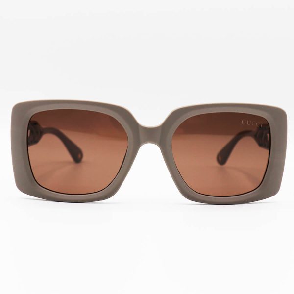 عکس از عینک آفتابی پلاریزه gucci با فریم مربعی، کرمی رنگ، دسته طرح توری و لنز قهوه ای تیره مدل p5114