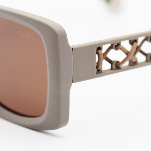 عکس از عینک آفتابی پلاریزه gucci با فریم مربعی، کرمی رنگ، دسته طرح توری و لنز قهوه ای تیره مدل p5114
