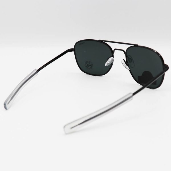 عکس از عینک آفتابی کلاسیک randolph با فریم مشکی رنگ، عدسی سنگ و رنگ دودی تیره مدل s56