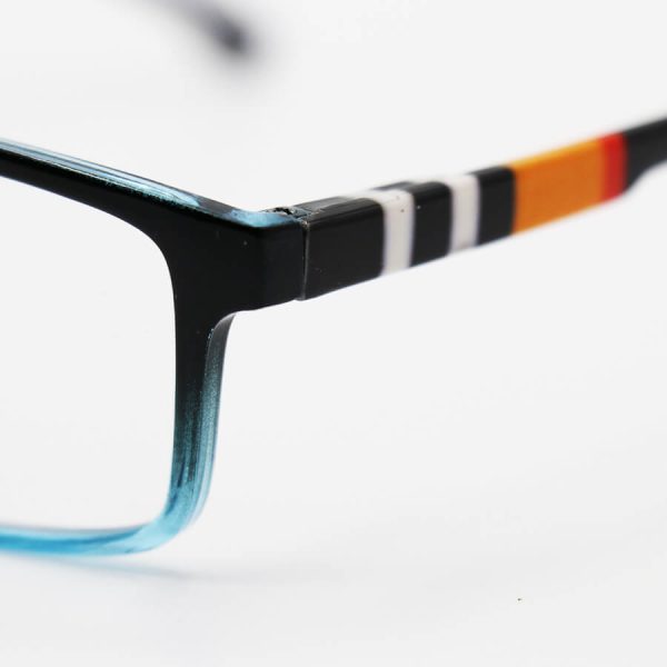 عکس از عینک مطالعه نزدیک بین با فریم مشکی و آبی، مستطیلی شکل و دسته طرح دار مدل dbb09