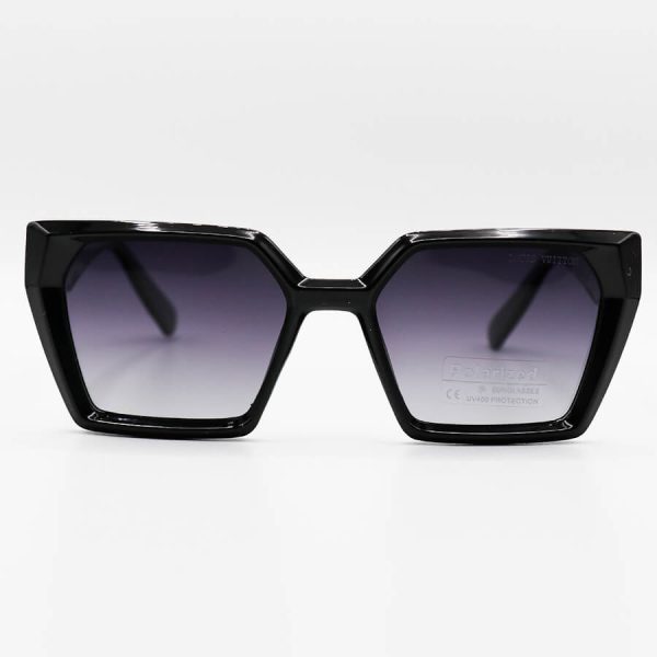 عکس از عینک آفتابی پلاریزه لویی ویتون با فریم مشکی رنگ، گربه ای شکل و لنز دودی سایه روشن مدل p88005