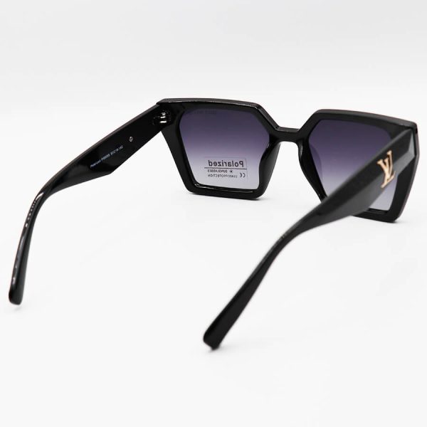 عکس از عینک آفتابی پلاریزه لویی ویتون با فریم مشکی رنگ، گربه ای شکل و لنز دودی سایه روشن مدل p88005
