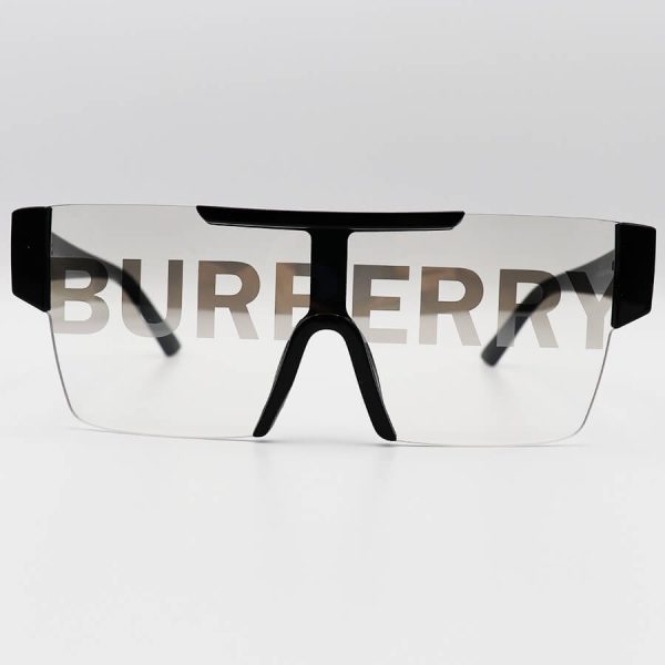 عکس از عینک آفتابی فانتزی برند باربری با فریم مشکی رنگ، عدسی بی رنگ و شفاف مدل 6106