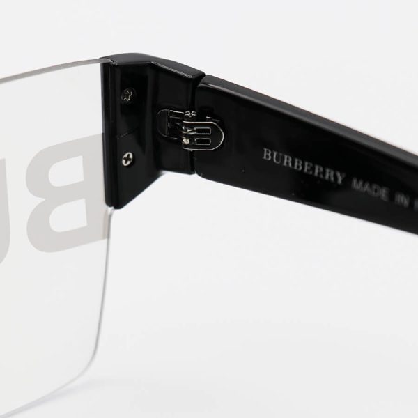عکس از عینک آفتابی فانتزی برند باربری با فریم مشکی رنگ، عدسی بی رنگ و شفاف مدل 6106