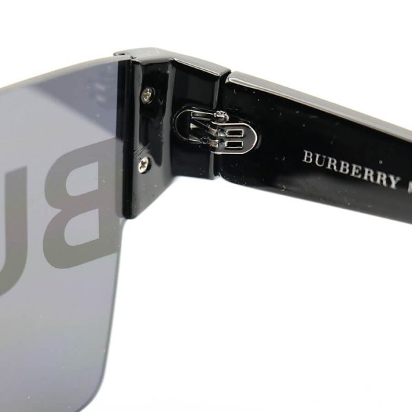 عکس از عینک آفتابی فانتزی burberry با فریم مشکی رنگ، عدسی دودی تیره و یکسره مدل 6106