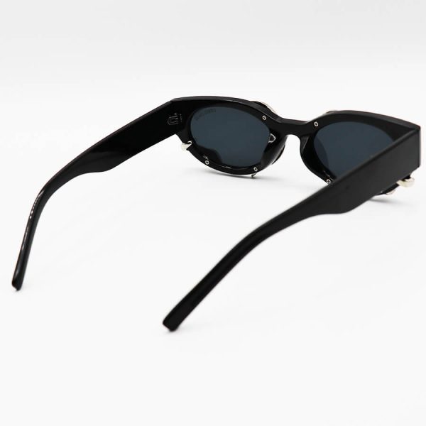 عکس از عینک آفتابی roberto cavalli با فریم بیضی شکل، مشکی رنگ، طرح مار و لنز دودی تیره مدل mar01