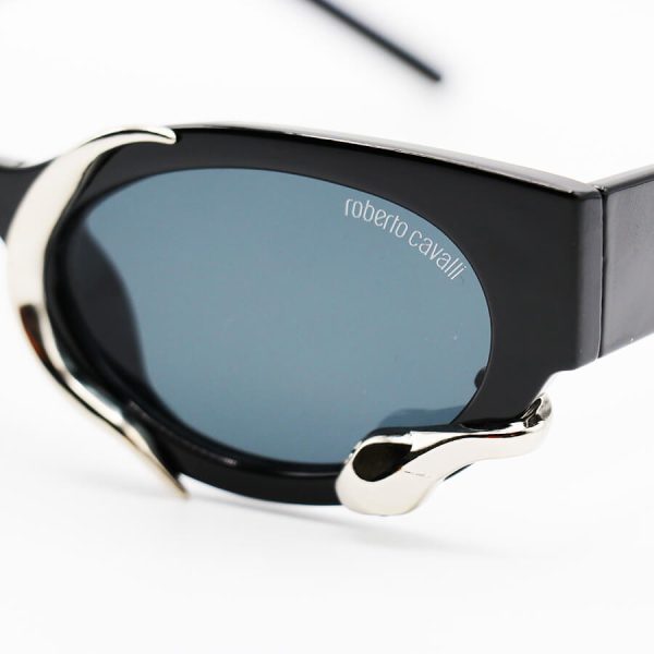 عکس از عینک آفتابی roberto cavalli با فریم بیضی شکل، مشکی رنگ، طرح مار و لنز دودی تیره مدل mar01