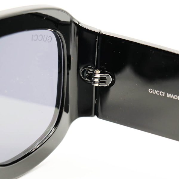 عکس از عینک آفتابی فانتزی با فریم مشکی رنگ، مربعی شکل، دسته پهن و لنز دودی تیره gucci مدل 6009