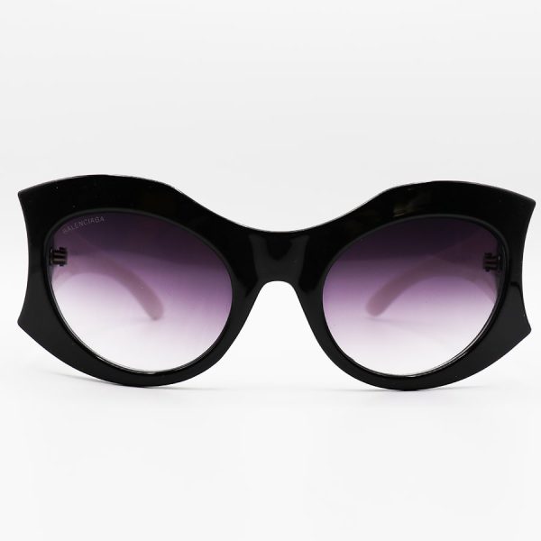 عکس از عینک آفتابی فانتزی بالینسیاگا با فریم مشکی، دسته سفید رنگ و لنز دودی تیره مدل 6061