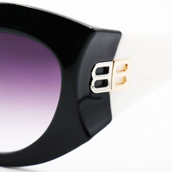 عکس از عینک آفتابی فانتزی بالینسیاگا با فریم مشکی، دسته سفید رنگ و لنز دودی تیره مدل 6061