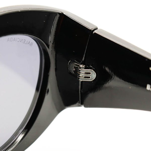 عکس از عینک آفتابی فانتزی برند balenciaga با فریم مشکی رنگ، جنس کائوچو و لنز دودی تیره مدل 6061