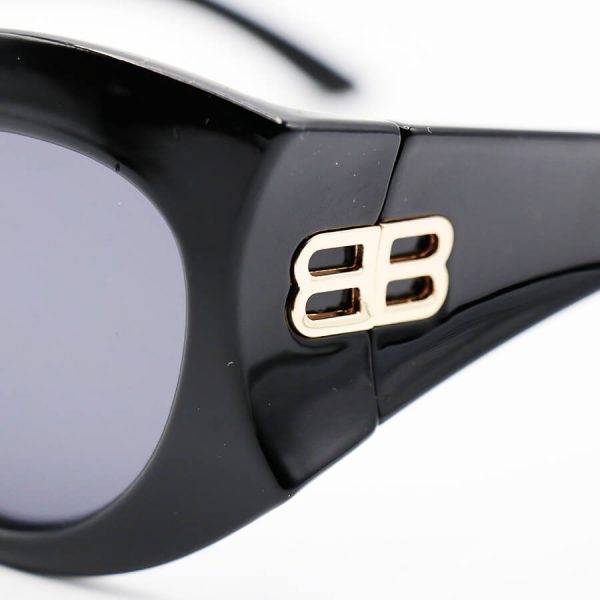 عکس از عینک آفتابی فانتزی برند balenciaga با فریم مشکی رنگ، جنس کائوچو و لنز دودی تیره مدل 6061