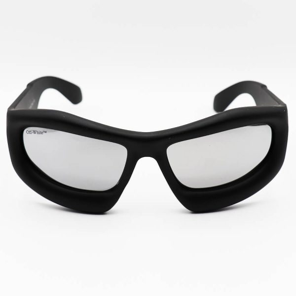 عکس از عینک آفتابی فانتزی با فریم مشکی مات، لنز آینه‌ای، نقره ای رنگ و دسته پهن آف وایت مدل 6064