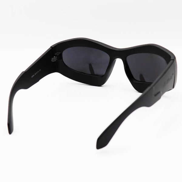 عکس از عینک آفتابی فانتزی با فریم مشکی مات، لنز آینه‌ای، نقره ای رنگ و دسته پهن آف وایت مدل 6064