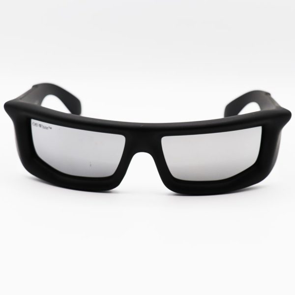 عکس از عینک آفتابی off-white فانتزی با فریم مشکی مات، مستطیلی شکل و لنز آینه ای و نقره ای مدل 6125