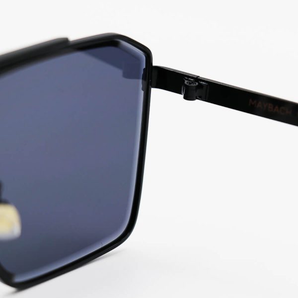 عکس از عینک آفتابی maybach با فریم مشکی رنگ، از جنس فلزی، شکل هندسی و لنز دودی تیره مدل 22402