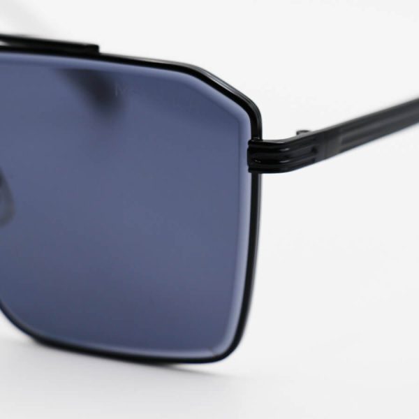 عکس از عینک آفتابی maybach با فریم مشکی رنگ، از جنس فلزی، شکل هندسی و لنز دودی تیره مدل 22402