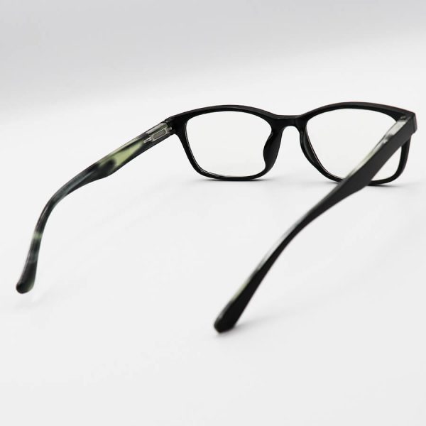 عکس از عینک مطالعه نزدیک بین با لنز بلوکات، فریم مشکی رنگ و مستطیلی شکل مدل arz04