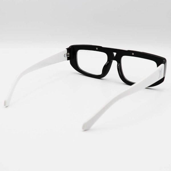 عکس از عینک شب مستطیلی لویی ویتون با فریم مشکی، پل سفید رنگ، دسته سفید و لنز بی رنگ مدل 8835