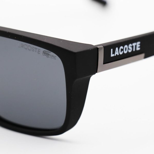 عکس از عینک آفتابی لاگوست با فریم مستطیلی شکل، مشکی مات، عدسی پلاریزه و دودی تیره مدل 21065