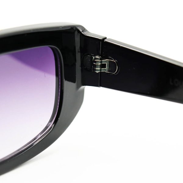 عکس از عینک آفتابی مستطیلی louis vuitton با فریم مشکی، پل طلایی رنگ و لنز دودی هایلایت مدل 8835