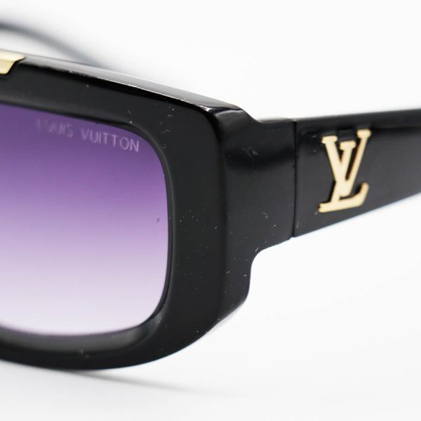 عکس از عینک آفتابی مستطیلی louis vuitton با فریم مشکی، پل طلایی رنگ و لنز دودی هایلایت مدل 8835