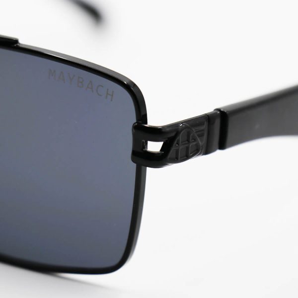 عکس از عینک آفتابی مستطیلی با فریم مشکی رنگ، از جنس فلزی و عدسی دودی تیره میباخ مدل 2324