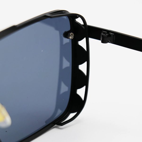 عکس از عینک آفتابی میباخ مستطیلی شکل با فریم مشکی رنگ، جنس فلزی و لنز دودی تیره مدل 5202