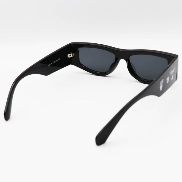 عکس از عینک آفتابی آف وایت با فریم فانتزی، مشکی رنگ، دسته پهن و لنز دودی تیره مدل off-6